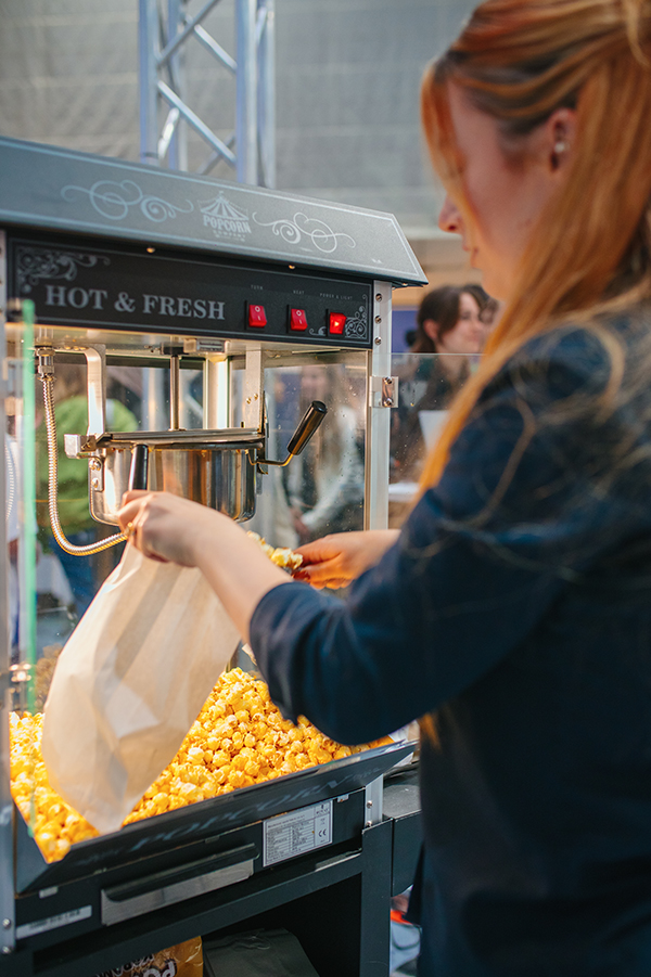 Un colega usa una máquina de palomitas