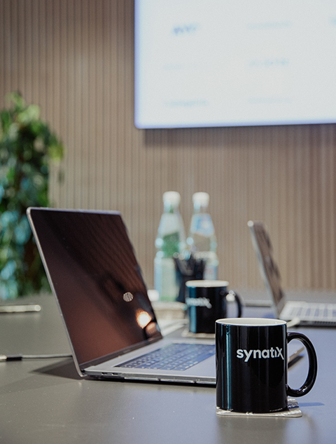 Synatix Tasse in einem Meetingraum