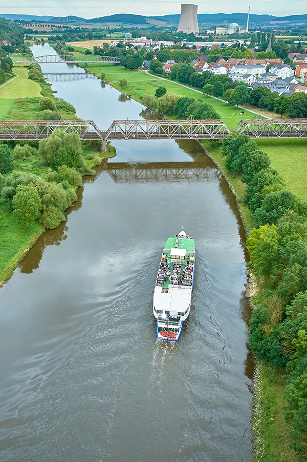 Un barco navega por un río